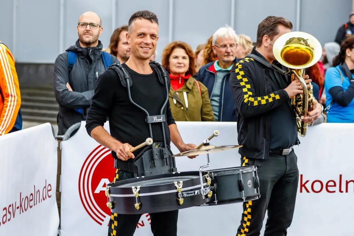 Läufer beim Kölner Brückenlauf, verfolgt von Follow-ME während des Laufveranstaltungs-Events.